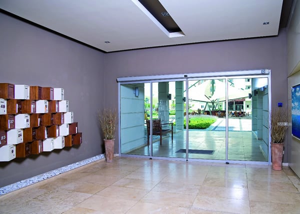 Puertas automáticas Manusa para comercios en Abelenda Hnos